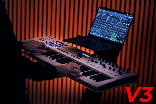 Dynamix SET V3 for Giglad arranger software with live audio styles, MIDI keyboard controller and laptop stage setup