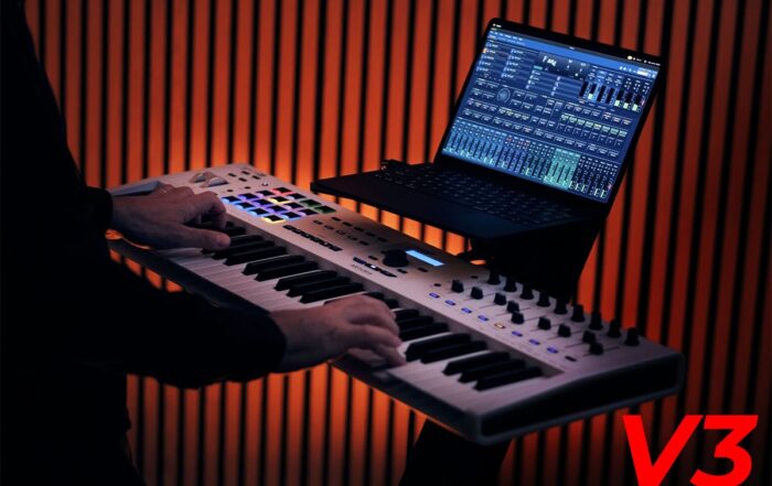 Dynamix SET V3 for Giglad arranger software with live audio styles, MIDI keyboard controller and laptop stage setup