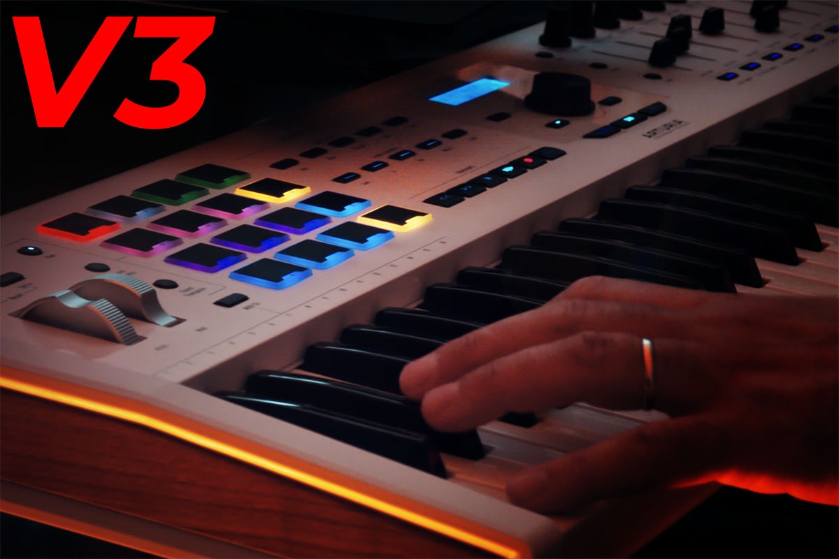 Dynamix SET V3 for Giglad arranger software with live audio styles, MIDI keyboard controller and laptop stage setup