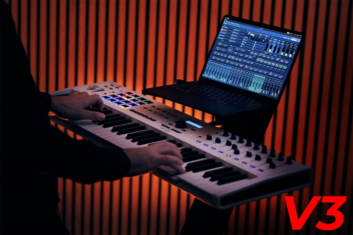 Dynamix SET V3 for Giglad arranger software with live audio styles, MIDI keyboard controller and laptop stage setup